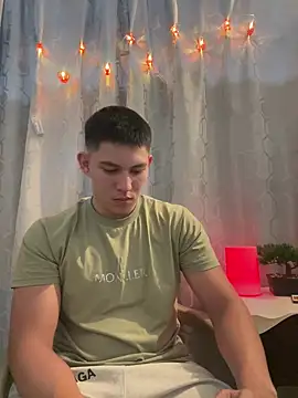 Snapshot of JamesCr_ chatting on February 10, 2025, 1:35 am JamesCr online show from February 10, 2025, 1:35 am