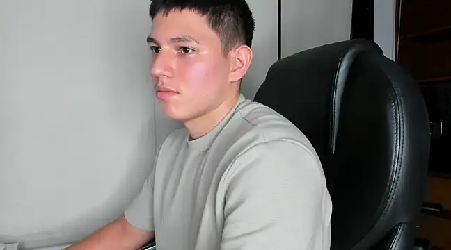 Snapshot of JamesCr_ chatting on February 21, 2025, 11:54 pm JamesCr online show from February 21, 2025, 11:54 pm