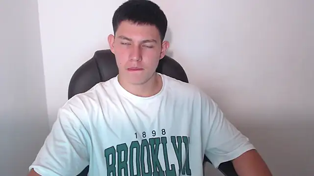 Snapshot of JamesCr_ chatting on February 26, 2025, 3:35 am JamesCr online show from February 26, 2025, 3:35 am