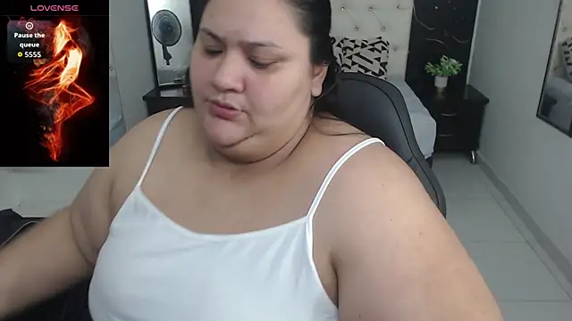 Snapshot of Aaliyah11 chatting on November 19, 2025, 12:32 am Aaliyah11 online show from November 19, 2025, 12:32 am