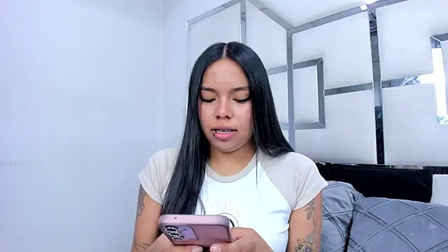 ZoeWan69 online show from February 9, 2026, 1:53 pm