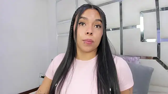 ZoeWan69 online show from April 6, 2026, 2:07 pm