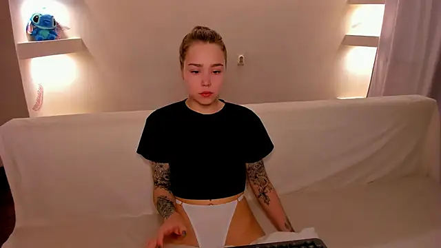 Snapshot of YourMegan chatting on October 27, 2025, 7:59 pm YourMegan online show from October 27, 2025, 7:59 pm