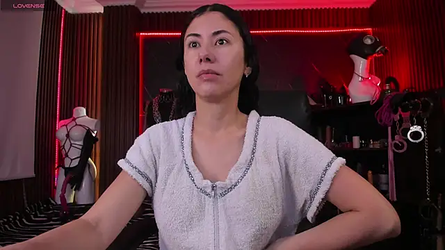 XiaQueen online show from December 5, 2025, 11:20 am