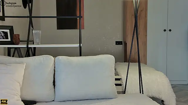 emiljanna online show from November 5, 2025, 2:47 am