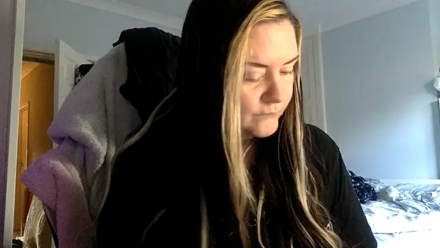AureliaXOX online show from February 6, 2025, 10:58 am
