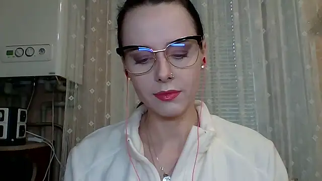 Snapshot of LuminousLady chatting on October 5, 2025, 1:24 pm LuminousLady online show from October 5, 2025, 1:24 pm