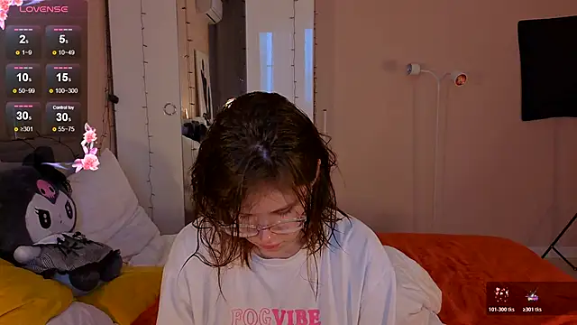 Mia Luw online show from December 19, 2025, 4:16 am