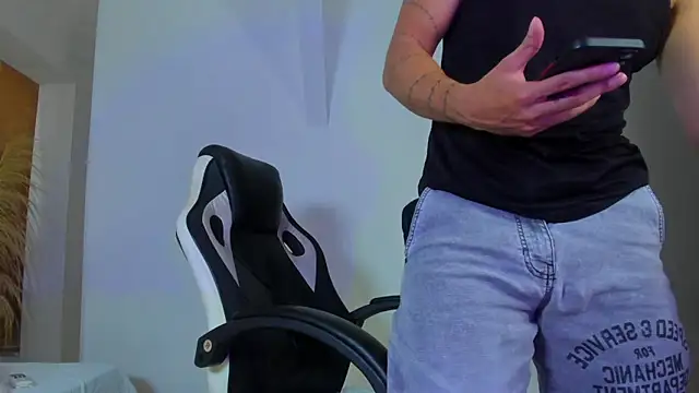 ISAAC CRYSTON online show from November 30, 2025, 9:26 pm