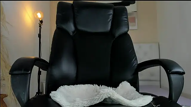 ISAAC CRYSTON online show from November 29, 2025, 8:53 pm