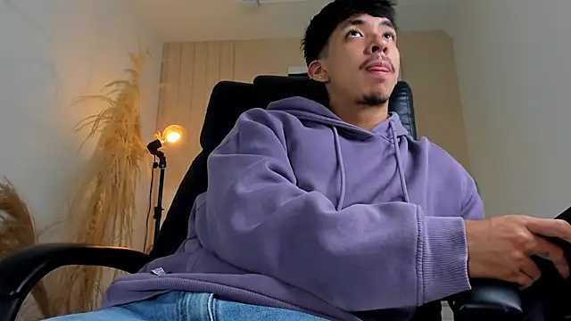 ISAAC CRYSTON online show from December 3, 2025, 7:46 pm