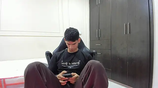 ANDRES STUD online show from April 15, 2026, 5:13 am