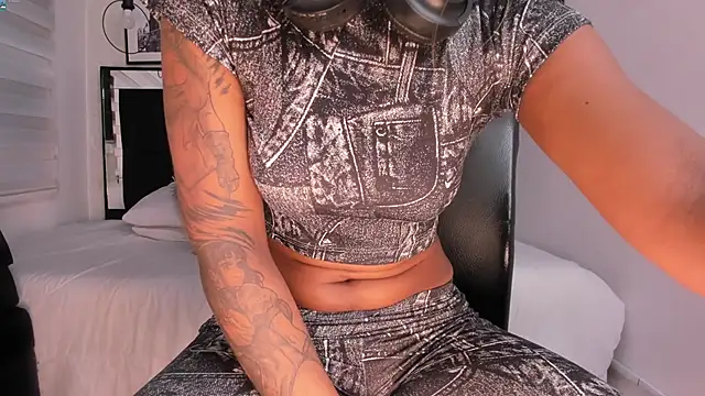 tylla  online show from January 17, 2026, 8:12 pm