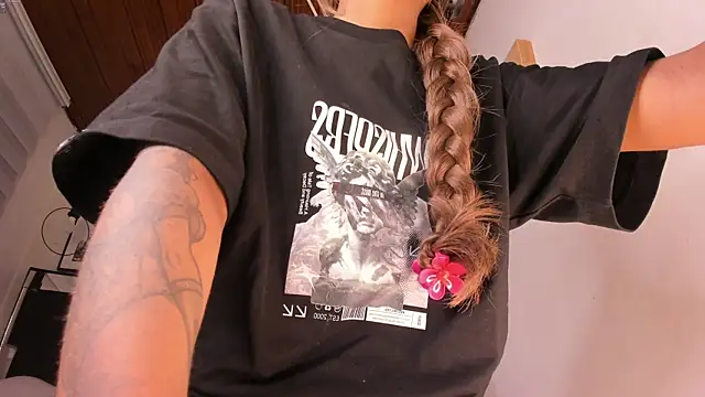 tylla  online show from January 9, 2026, 7:54 pm