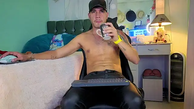Snapshot of Chrissken chatting on October 18, 2025, 12:56 am Chrissken online show from October 18, 2025, 12:56 am