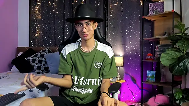 Snapshot of NovaaWheler chatting on March 23, 2025, 4:49 am NovaaWheler online show from March 23, 2025, 4:49 am