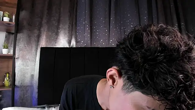 Snapshot of NovaaWheler chatting on November 13, 2025, 8:24 pm NovaaWheler online show from November 13, 2025, 8:24 pm