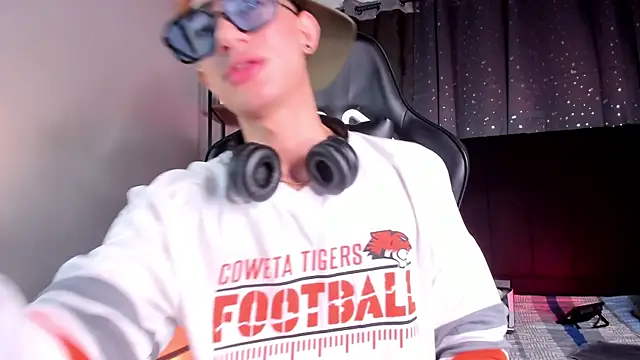 Snapshot of NovaaWheler chatting on December 3, 2025, 6:18 pm NovaaWheler online show from December 3, 2025, 6:18 pm