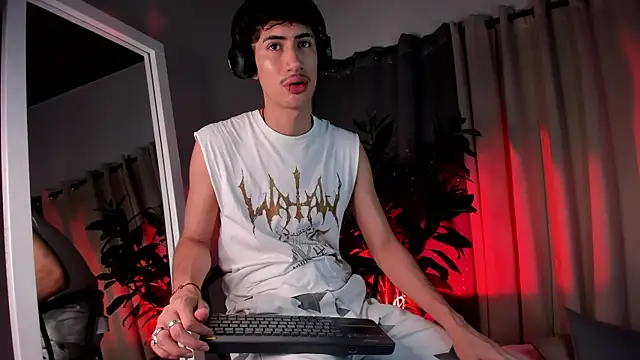 Snapshot of NovaaWheler chatting on October 13, 2025, 8:21 pm NovaaWheler online show from October 13, 2025, 8:21 pm