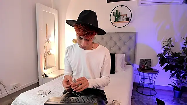 Snapshot of NovaaWheler chatting on March 21, 2025, 5:00 am NovaaWheler online show from March 21, 2025, 5:00 am