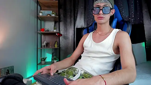 NovaaWheler online show from December 19, 2025, 8:33 pm