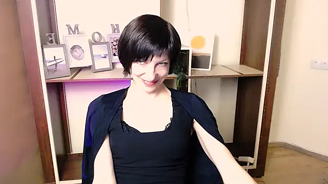  AngeliaFlow  online show from December 5, 2025, 3:32 pm