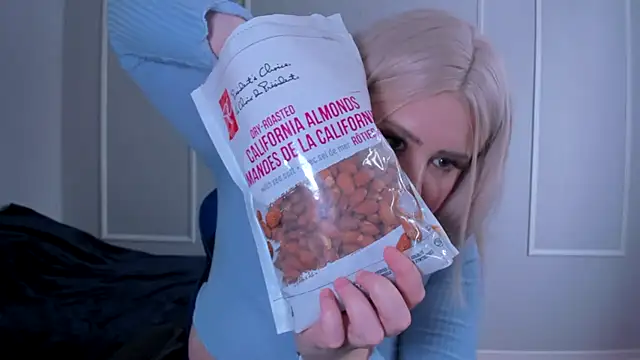 Snapshot of _leana_ chatting on March 5, 2025, 5:39 pm  leana  online show from March 5, 2025, 5:39 pm