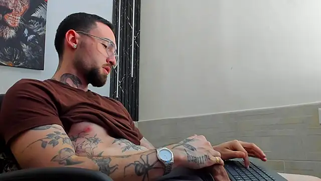 Snapshot of Luke_davis01 chatting on February 15, 2025, 4:01 pm Luke davis01 online show from February 15, 2025, 4:01 pm