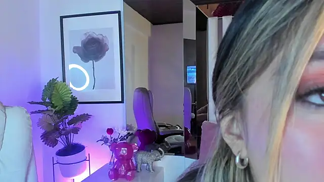 Snapshot of Cloee_Rainbow1 chatting on February 17, 2026, 12:13 pm Cloee Rainbow1 online show from February 17, 2026, 12:13 pm