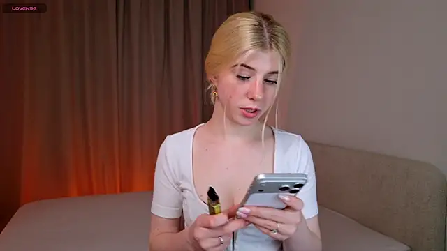 Snapshot of Bella_amory chatting on August 4, 2026, 7:51 pm Bella amory online show from August 4, 2026, 7:51 pm
