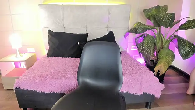 Snapshot of _michonne_ chatting on November 8, 2025, 9:18 pm michonne online show from November 8, 2025, 9:18 pm