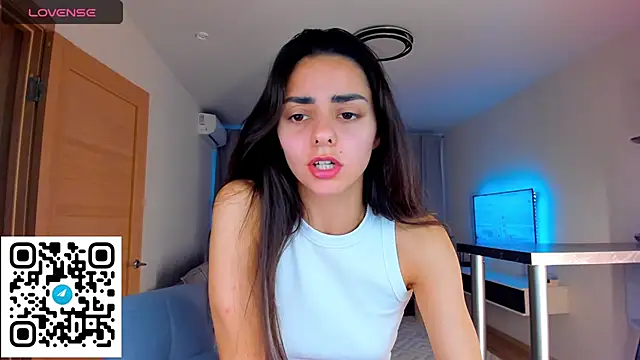 EmiliaZen online show from October 11, 2025, 2:29 pm