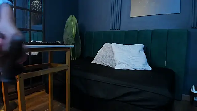 scarlet edwars online show from April 4, 2026, 6:58 pm