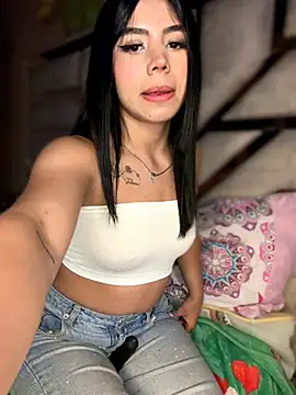Laura-Khalifa online show from May 18, 2026, 4:01 am