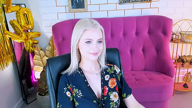 Snapshot of LeonaStane chatting on March 5, 2025, 11:05 pm LeonaStane online show from March 5, 2025, 11:05 pm