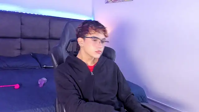 Snapshot of Aiiden_15 chatting on October 17, 2025, 12:07 pm Aiiden 15 online show from October 17, 2025, 12:07 pm