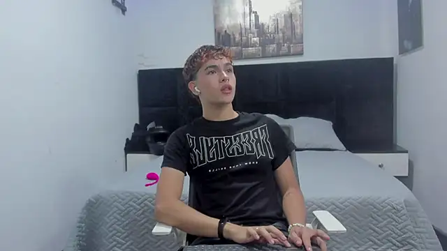 Snapshot of Aiiden_15 chatting on October 22, 2025, 12:48 pm Aiiden 15 online show from October 22, 2025, 12:48 pm