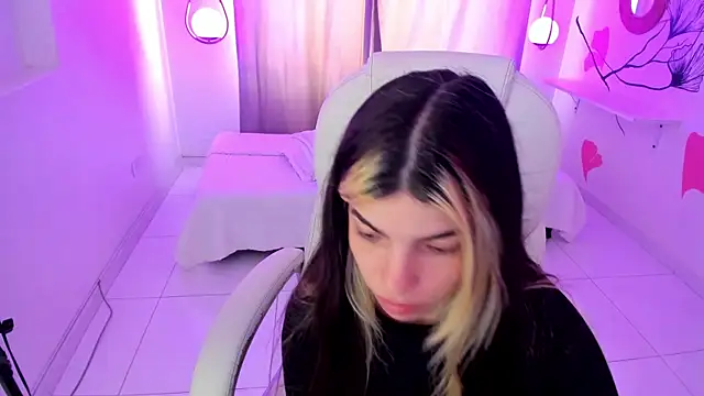 Isabela Fiorelli online show from November 13, 2025, 3:27 pm