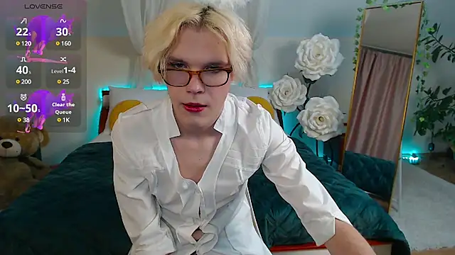 LouiseCoke online show from March 14, 2025, 9:00 pm