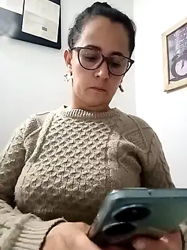 Snapshot of Alanna_11 chatting on February 12, 2025, 1:41 am Alanna 11 online show from February 12, 2025, 1:41 am