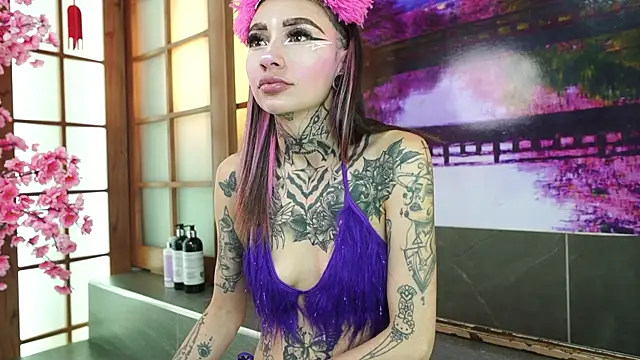 miss   angel online show from November 12, 2025, 6:01 pm