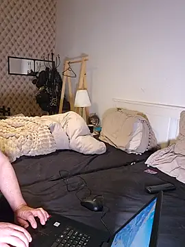 arnaudelsa online show from December 17, 2025, 6:35 pm