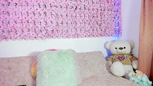 Snapshot of Lynda_Bonnie chatting on November 1, 2025, 3:50 pm Lynda Bonnie online show from November 1, 2025, 3:50 pm