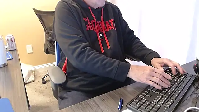 olderandwiser2 online show from March 5, 2025, 10:43 pm