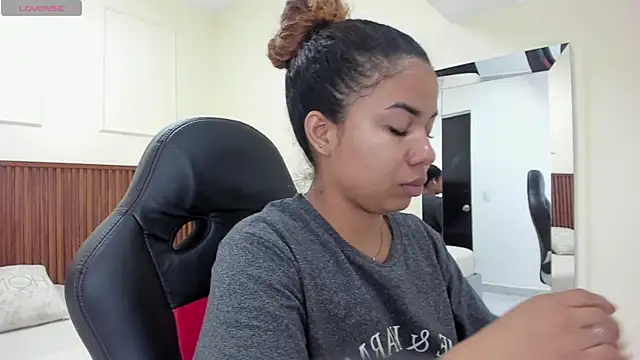 MELINAMARTINS online show from November 5, 2025, 7:39 pm