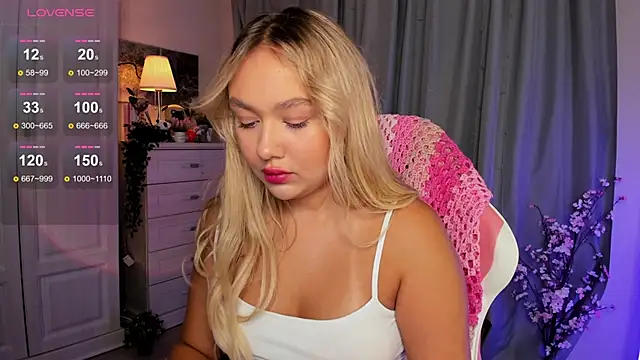 Snapshot of _Loneve__ chatting on October 12, 2025, 1:56 pm Loneve online show from October 12, 2025, 1:56 pm