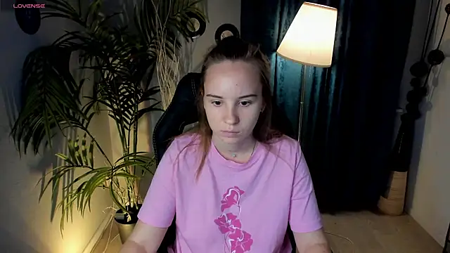 Snapshot of Lika_0ne chatting on September 24, 2025, 12:00 pm Lika 0ne online show from September 24, 2025, 12:00 pm