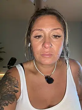 Snapshot of bossyroxy84 chatting on February 3, 2026, 6:13 pm bossyroxy84 online show from February 3, 2026, 6:13 pm