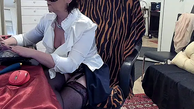 Chanel Noire online show from March 12, 2025, 4:13 pm