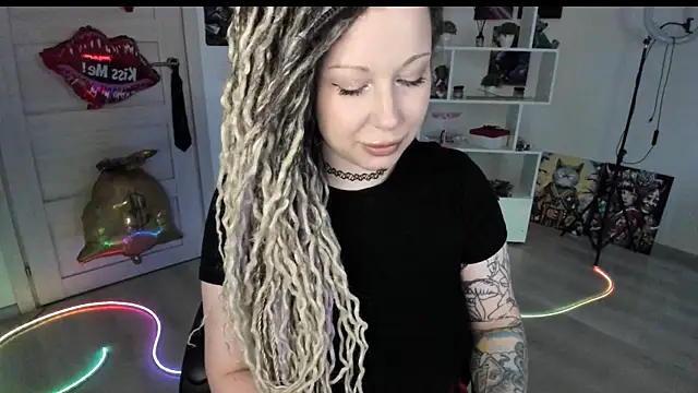Snapshot of HoneySallyMoore chatting on May 17, 2026, 3:17 am HoneySallyMoore online show from May 17, 2026, 3:17 am